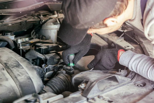 Mecánico Arreglando Coche Garaje — Foto de Stock