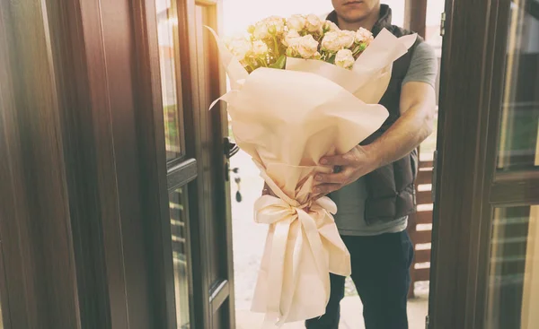 Homem Entrega Entrega Entrega Buquê Flores Bonitas Para Casa — Fotografia de Stock