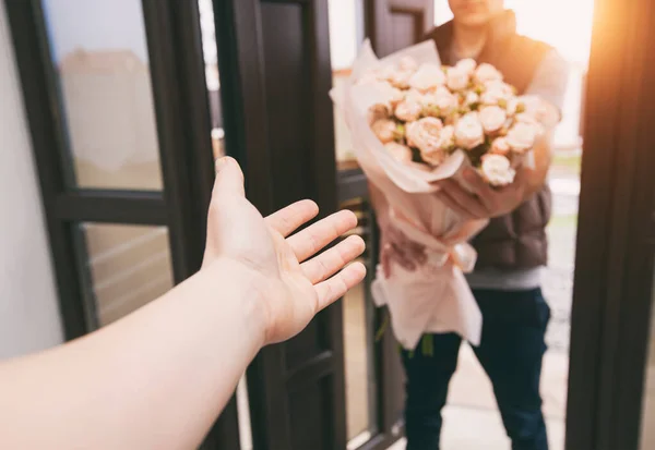 Homem Entrega Entrega Entrega Buquê Flores Bonitas Para Casa — Fotografia de Stock