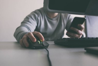 Adam çalışmak zorunda olmasına rağmen sosyal medyasını kontrol ediyor.