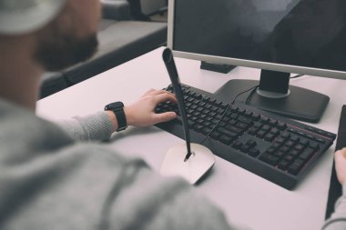 Bir adam çalışmak zorunda olduğu zamanlarda ofisteki bilgisayarda oyunlar oynar.