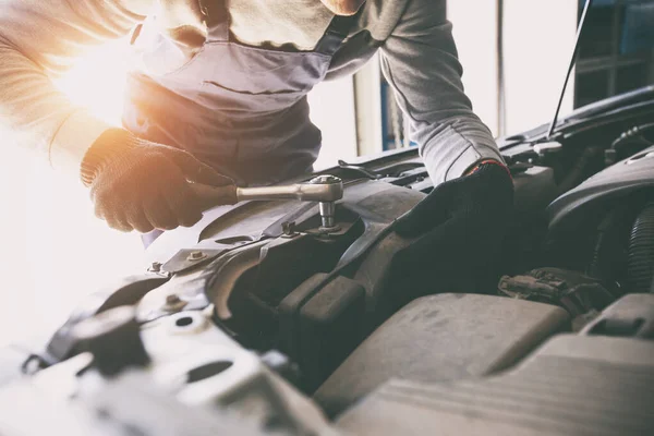 Mecánico Arreglando Coche Garaje — Foto de Stock