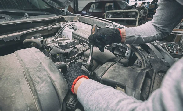 Mechanic Fixing Car Garage — Stock Photo, Image