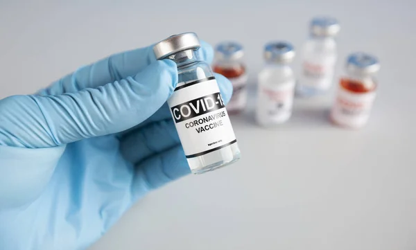 Verpleegkundige Die Één Vorm Van Vijf Soorten Covid Vaccins Hand — Stockfoto