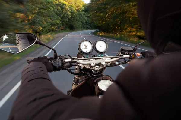 Der Motorradfahrer Fährt Abend Durch Die Leere Asphaltstraße — Stockfoto