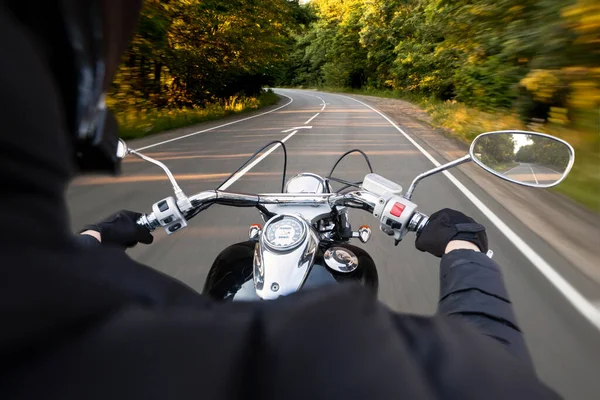 Der Motorradfahrer Fährt Abend Durch Die Leere Asphaltstraße — Stockfoto