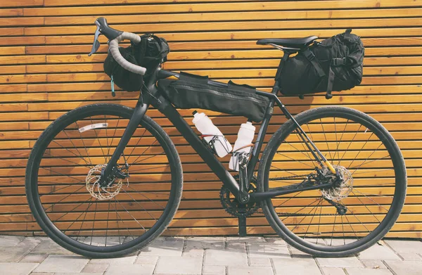 Bicicleta Embalada Com Monte Sacos Outros Equipamentos Prontos Para Aventura — Fotografia de Stock