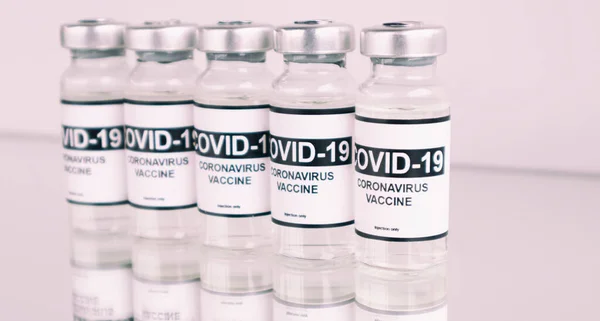 白色背景下的Covid 19头孢病毒疫苗 — 图库照片