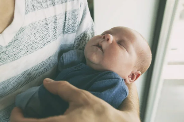 Padre Sostiene Recién Nacido Brazos Mientras Niño Duerme — Foto de Stock