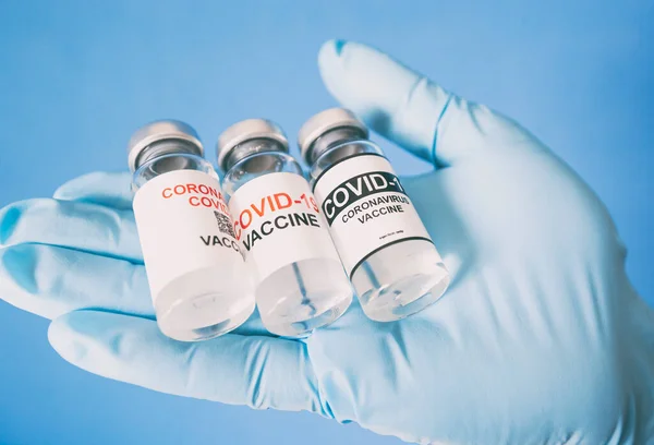 Νοσοκόµα Που Περιέχει Τρία Είδη Εµβολίων Covid Στο Χέρι — Φωτογραφία Αρχείου