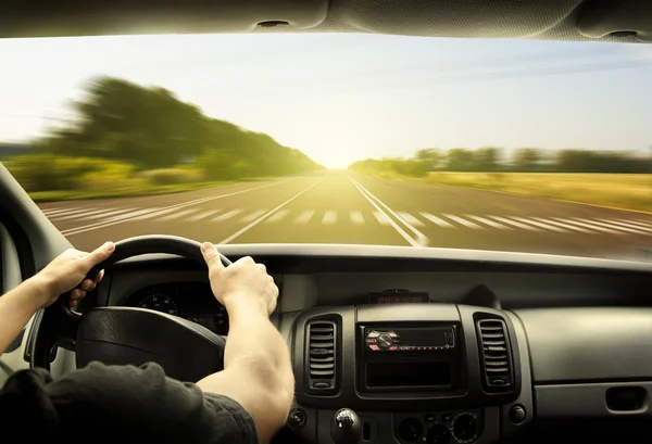 sürücü direksiyon erkek ellerde