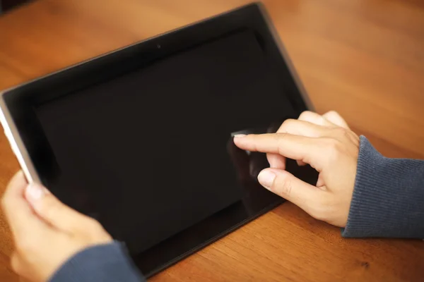 Woman using tablet — Stock Photo, Image