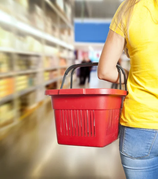 Mujer sosteniendo cesta de la compra — Foto de Stock