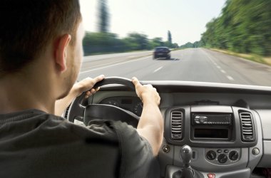 sürücü direksiyonda