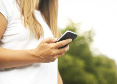 Bir akıllı telefon kullanarak kadın ele