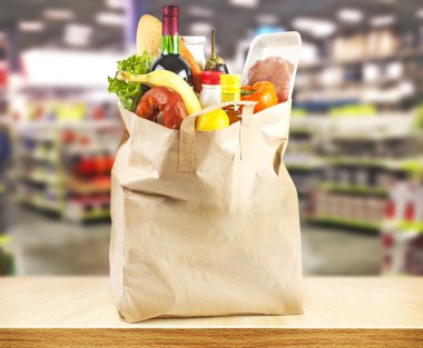 Süpermarket ve ürünleri ile çanta