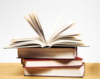 Bir yığın kitap masada