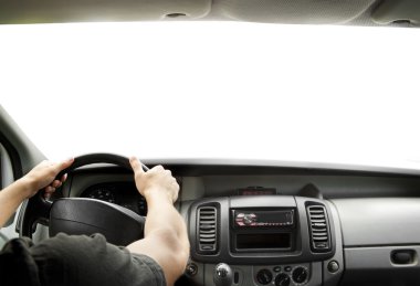 Bir sürücünün direksiyon simidi üzerinde eller