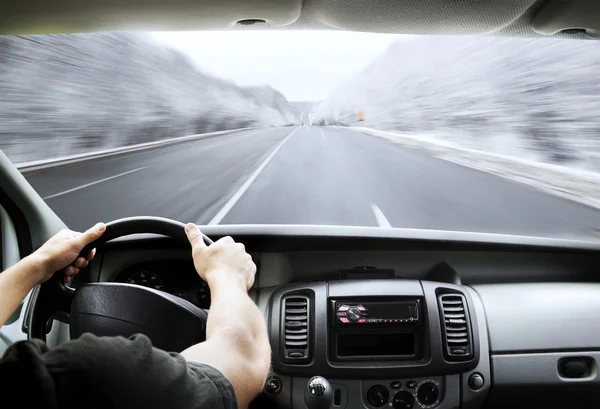 Hände eines Fahrers am Lenkrad — Stockfoto