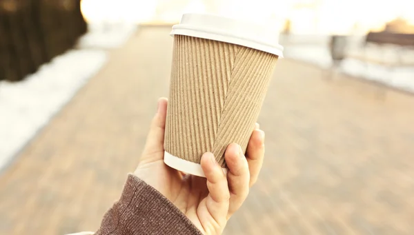 Vrouw houdt kopje koffie — Stockfoto