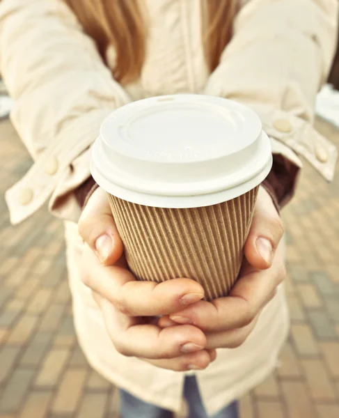 Femme tenir une tasse de café — Photo