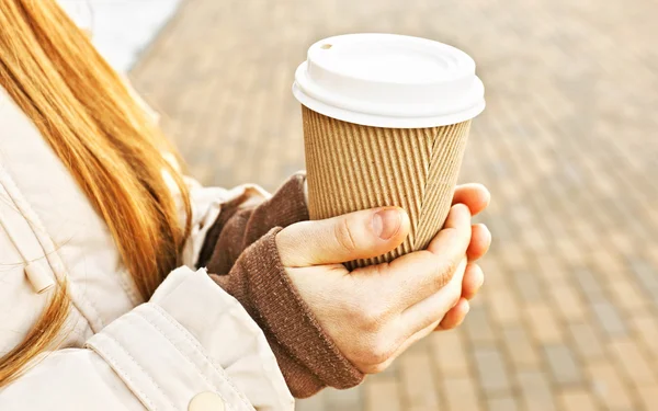 Vrouw houd kopje koffie — Stockfoto