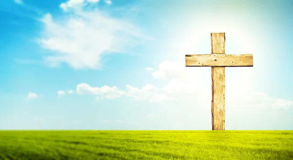 Cross in morning green field — Stock Photo, Image