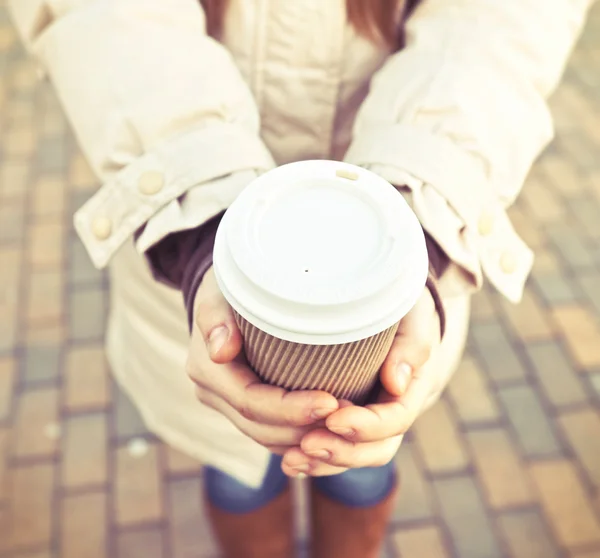 Mani femminili con tazza di caffè — Foto Stock