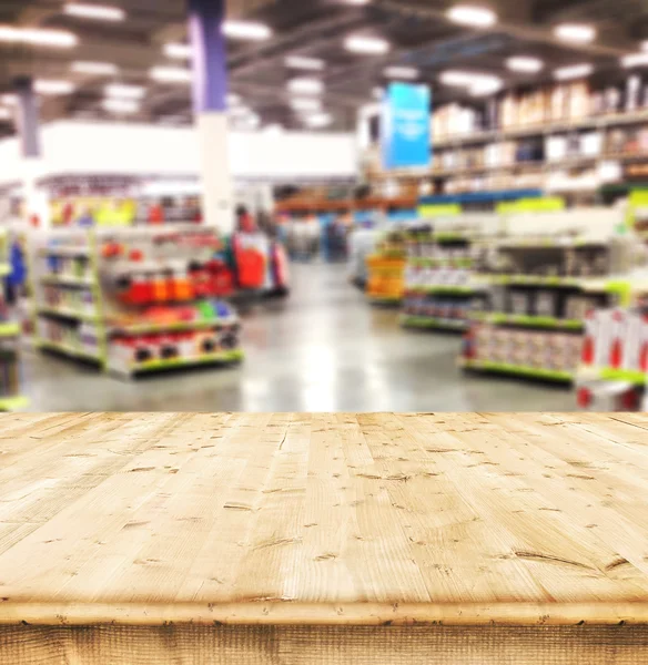 Tisch über verschwommenem Supermarkt-Hintergrund — Stockfoto