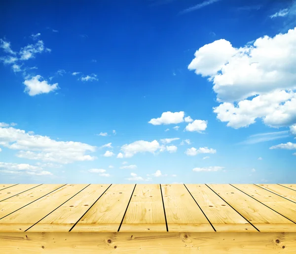 Деревянные доски над небом — стоковое фото