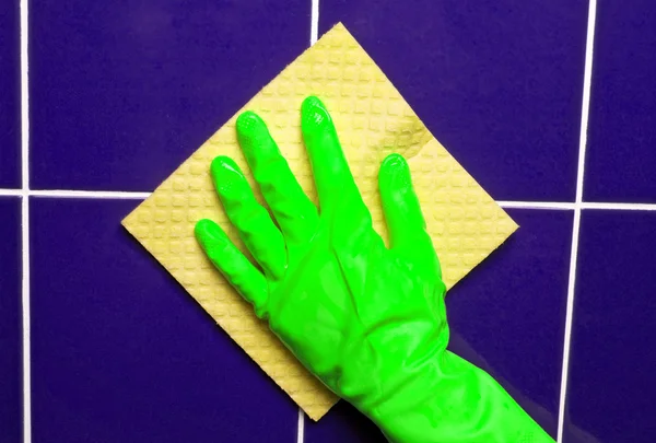 Hand schoonmaken van de badkamer tegels — Stockfoto