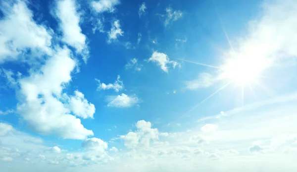 Cielo azul con nubes — Foto de Stock