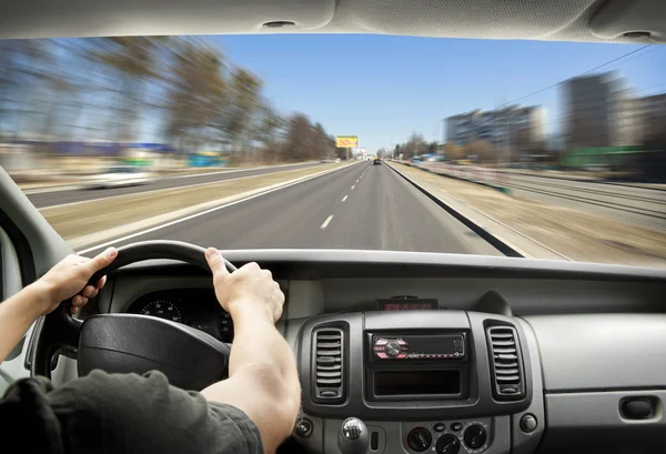 Le mani di un uomo di un guidatore sul volante — Foto Stock