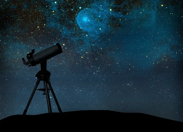 Silhouette del telescopio contro il cielo stellato . — Foto Stock