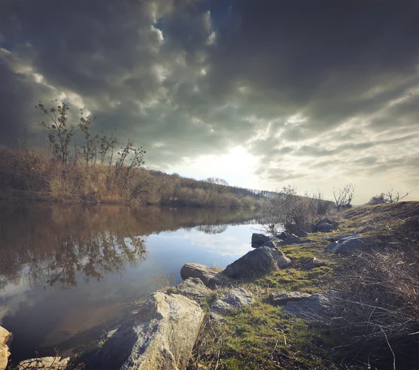 Řeka s zelené pobřeží — Stock fotografie