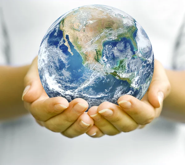 地球と人間の手を開いています。 — ストック写真
