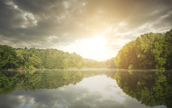 Velké jezero s černo — Stock fotografie