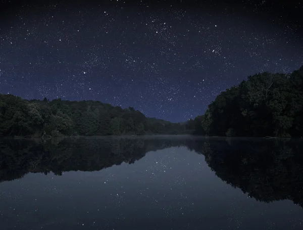Waldsee bei Nacht — Stockfoto