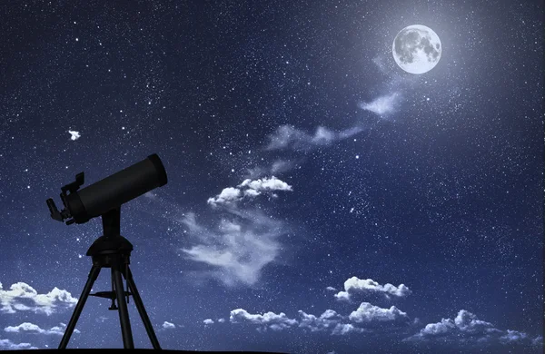 Телескоп на фоні зоряного неба — стокове фото