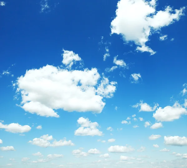 Cielo azul con nubes — Foto de Stock