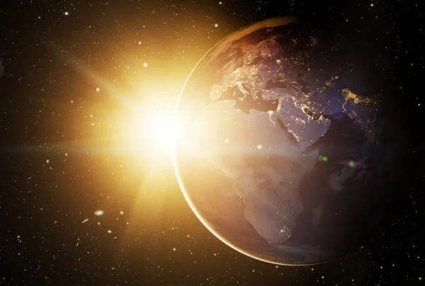 Земля в космосі і яскраве сонце — стокове фото