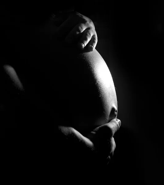 어둠 속에 임신한 여자 배 — 스톡 사진