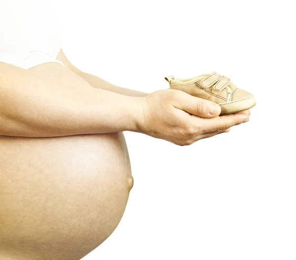 Schwangere mit kleinen Schuhen — Stockfoto