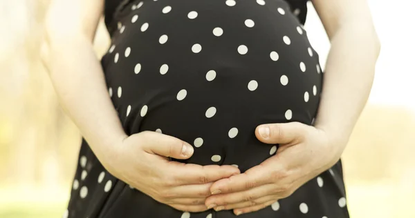 Mulher grávida de perto — Fotografia de Stock