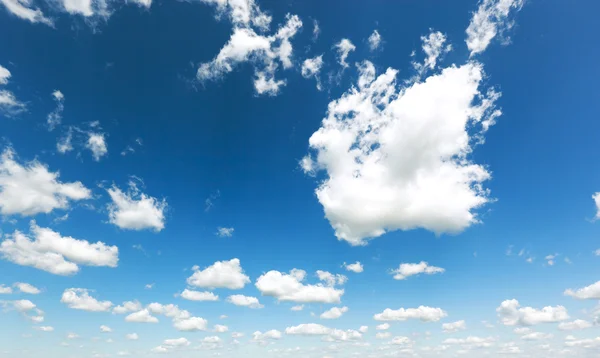 Blauer Himmel mit Wolken — Stockfoto