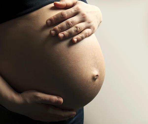 Barriga de mulher grávida — Fotografia de Stock