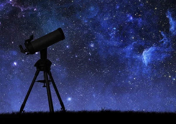 在繁星点点的天空望远镜 — 图库照片