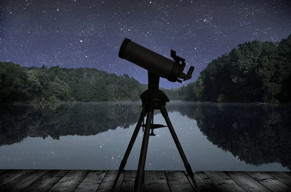 Jezioro w nocy i teleskop — Zdjęcie stockowe