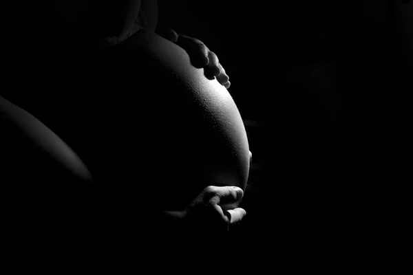 Mulher grávida barriga no escuro — Fotografia de Stock