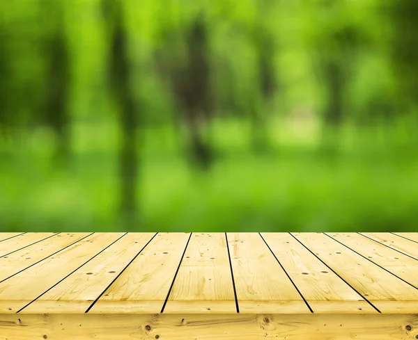 Tavolo in legno su sfondo verde — Foto Stock